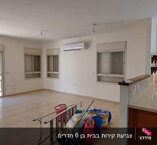 סולם, דלי צבע ומברשות בחדר ריק